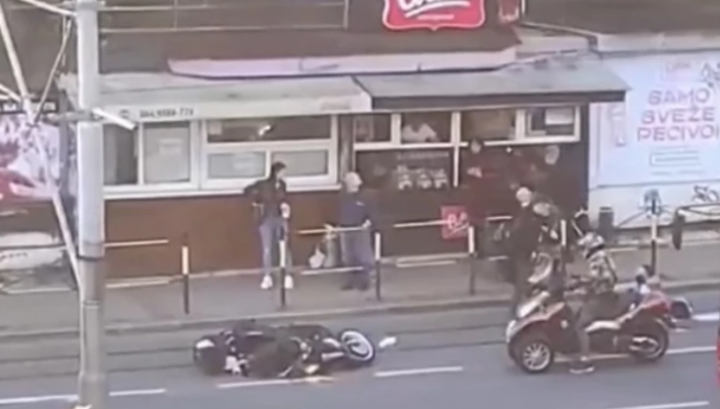 Sudar motocikla i auta: Oboren motociklista leži na ulici (VIDEO)