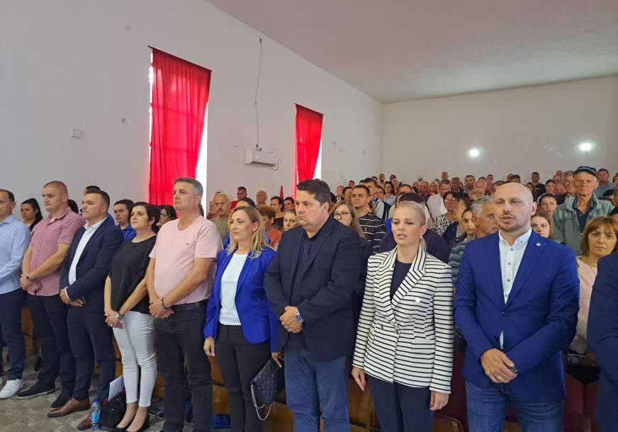 "NA POBJEDNIČKOM PUTU" Velika sala ponovo mala, održana tribina Ujedinjene Srpske u Šipovu