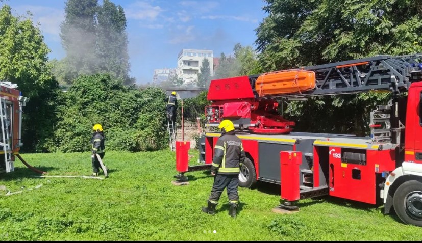 KULJA GUST DIM Vatrena stihija se širi iz fabrike galanterije, vatrogasci na terenu (FOTO, VIDEO)