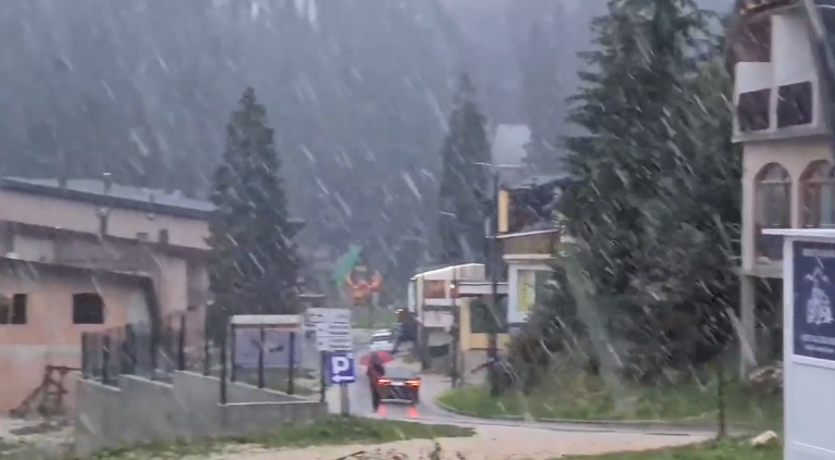 Ljubitelji zime će se obradovati: Snijeg zabijelio i planinu Vlašić (VIDEO)