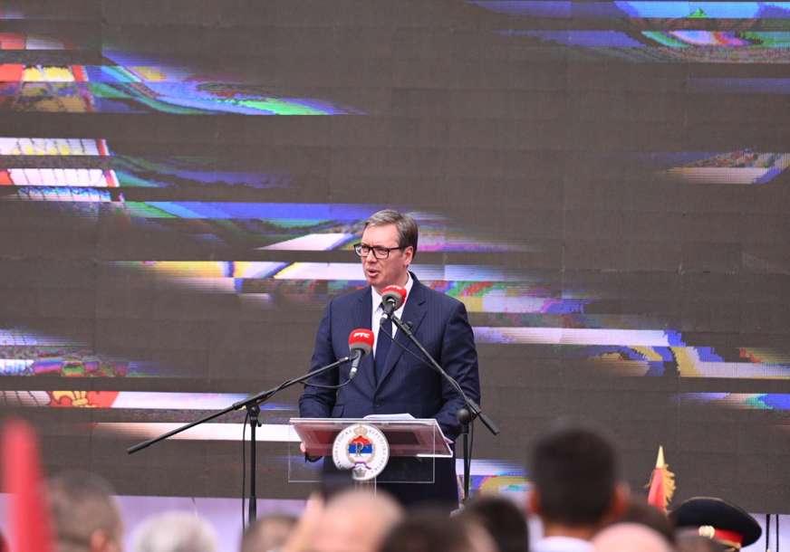 Vučić: Istorijski trenutak zahtijeva jedinstvo Srba pod zastavom mira i života (FOTO)