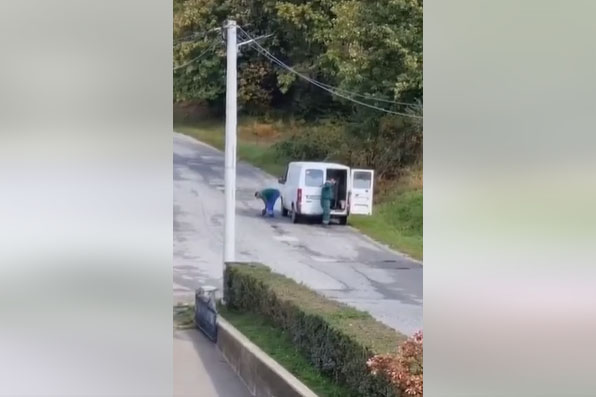 "Asfalt u ruke, pa na put" Nevjerovatan snimak asfaltiranja u BiH (VIDEO)