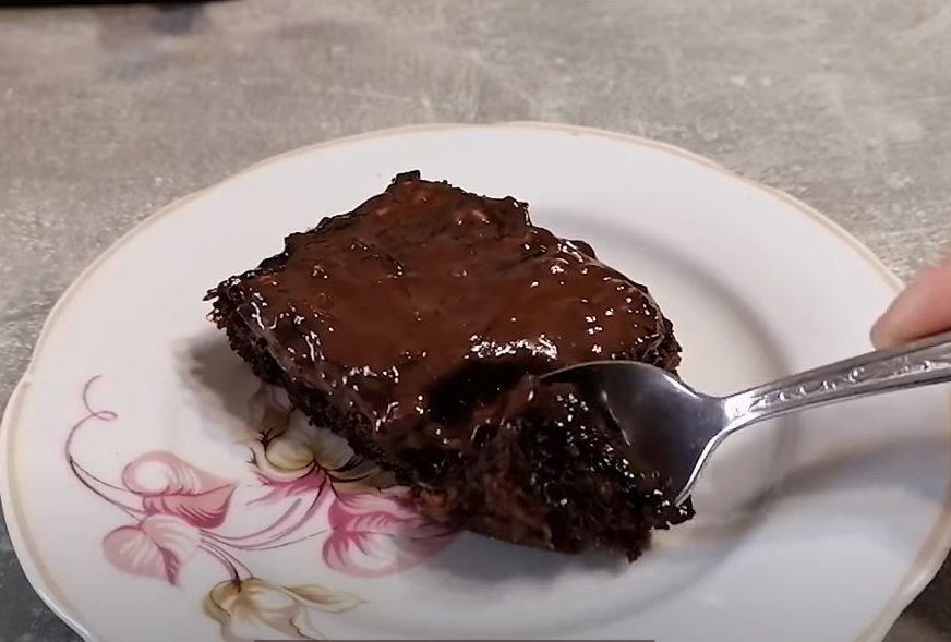 Čokoladni kolač sa džemom od kajsija koji se ne peče