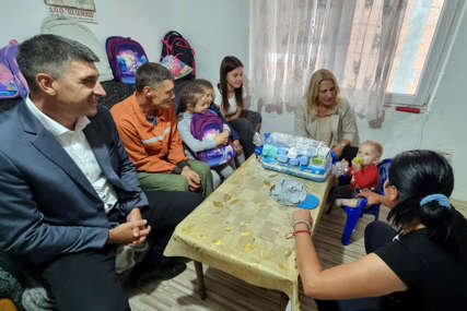 Predsjednica Cvijanović donijela lijepe vijesti: Novi dom za osmočlanu porodicu iz Osmaka (FOTO)