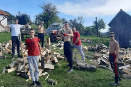 NEMA ZIME ZA BAKU MILUNKU Braća sa drugarima zasukali rukave i iscjepali drva (FOTO)