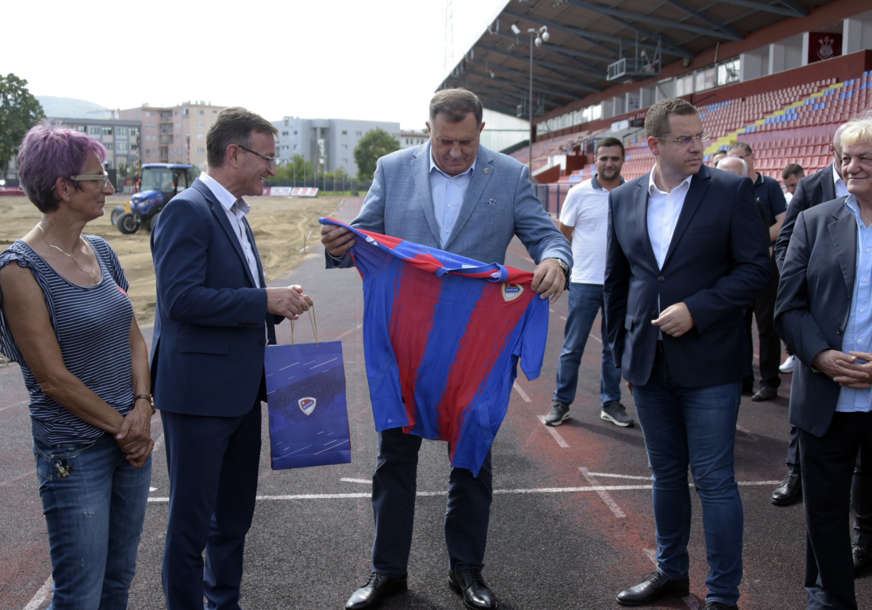 U toku rekonstrukcija terena: Dodik i Zeljković posjetili Gradski stadion