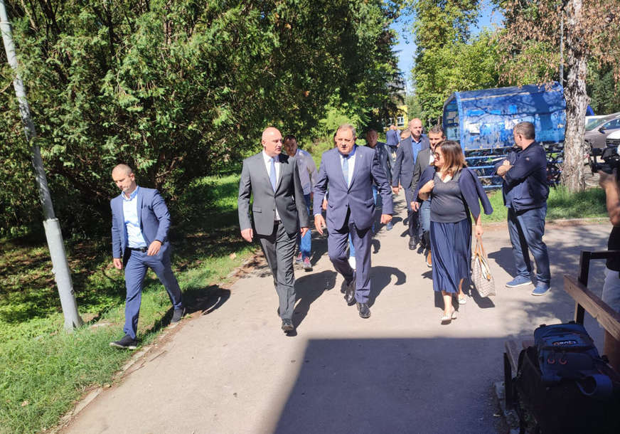 Ručak sa studentima: Milorad Dodik u posjeti Paviljonu tri