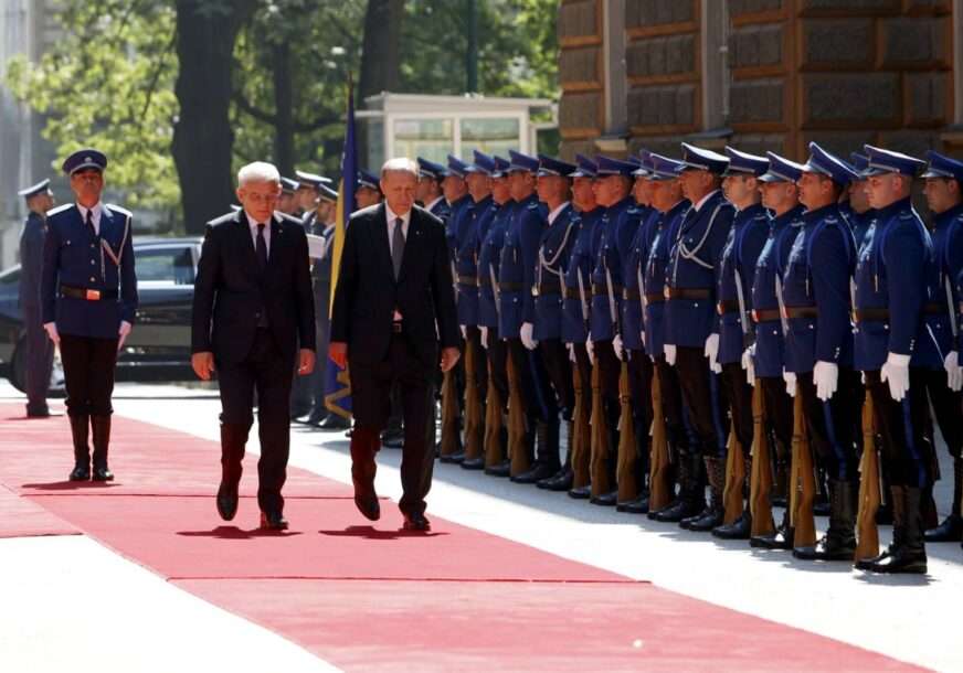 Turski predsjednik sa delegacijom doputovao u Sarajevo: Erdogan dočekan uz najviše počasti ispred Predsjedništva BiH (VIDEO, FOTO)