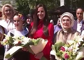 "Između nas je samo jezička barijera" Evo šta su radile Tamara Vučić i Emine Erdogan dok su im muževi bili na sastanku (VIDEO)