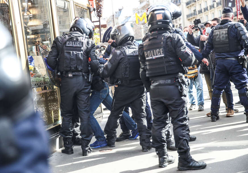 POLICIJA RAZBILA PROTESTE Stotine uhapšenih u neredima u Parizu