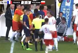 SRAMOTNE SCENE Francuzi dobili 4 crvena za 20 minuta, pa započeli opštu tuču (VIDEO)