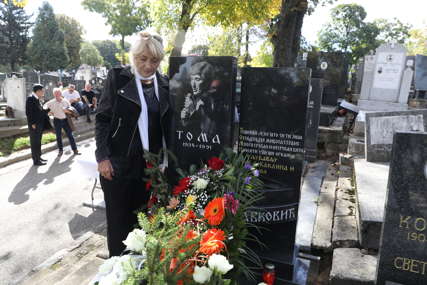 Godišnjica smrti legendarnog pjevača: Supruga Gordana i mnoge poznate ličnosti posjetile grob Tome Zdravkovića (FOTO, VIDEO)