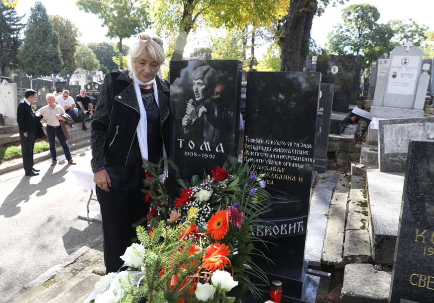 Godišnjica smrti legendarnog pjevača: Supruga Gordana i mnoge poznate ličnosti posjetile grob Tome Zdravkovića (FOTO, VIDEO)