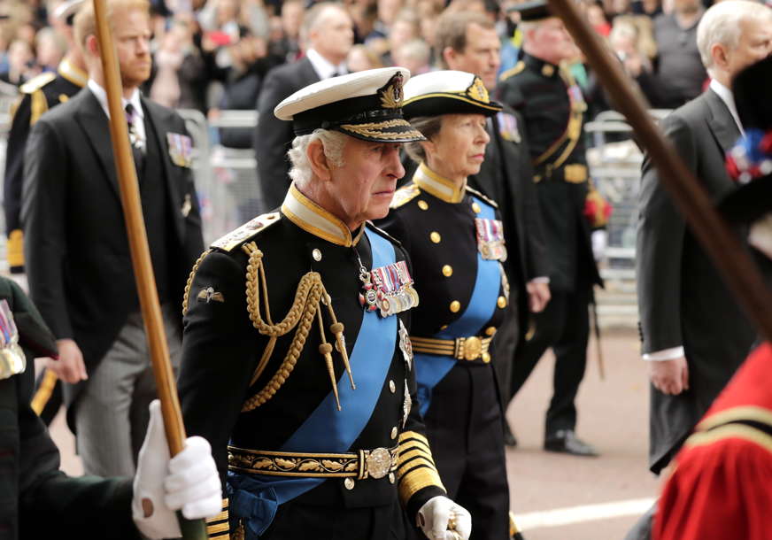 KRALJEVE SUZE ZA VOLJENOM MAJKOM Ovo su najtužniji prizori sa sahrane kraljice Elizabete (FOTO)