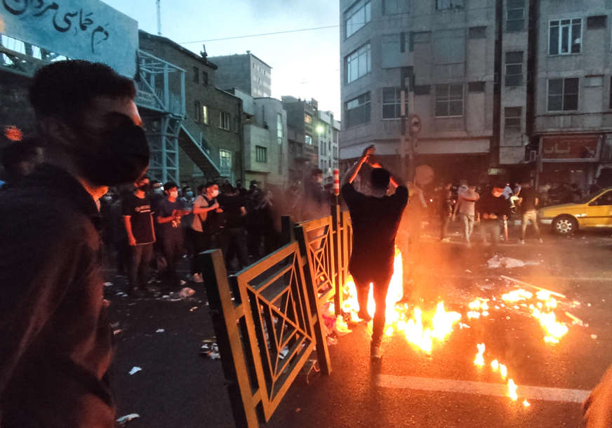PROTESTI ZBOG SMRTI DJEVOJKE Ajatolah prekinuo ćutanje, tvrdi da su neredi u Iranu planirani