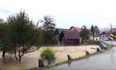 Poplave u Hrvatskoj: Voda došla do kuća, spasena tri migranta