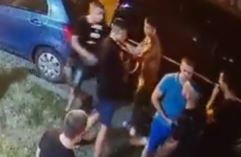Opalio šamar tinejdžeru, a ovaj ga nokautirao: Šok scene ispred noćnog kluba u Srbiji (VIDEO)