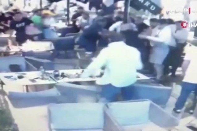 Posvađali se u tržnom centru, pa se potukli i zapucali: Ranjeno najmanje 6 ljudi u okršaju u Istanbulu (VIDEO)
