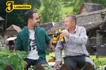 Regionalna kampanja omiljenog pivskog brenda se nastavlja: Robert Dacešin uz Jelen pivo nazdravlja čuvarima tradicije iz etno sela „Ljubačke doline“