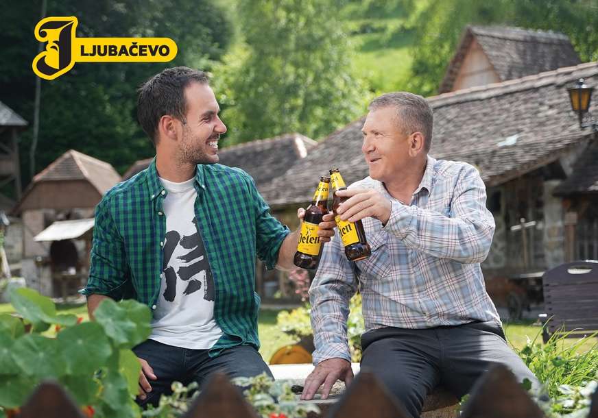 Regionalna kampanja omiljenog pivskog brenda se nastavlja: Robert Dacešin uz Jelen pivo nazdravlja čuvarima tradicije iz etno sela „Ljubačke doline“