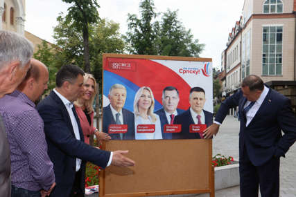 "Ne foliramo, ne blefiramo, krećemo ka pobjedi" SNSD započeo kampanju u Banjaluci, Cvijanovićeva i Dodik zalijepili prvi plakat (FOTO)