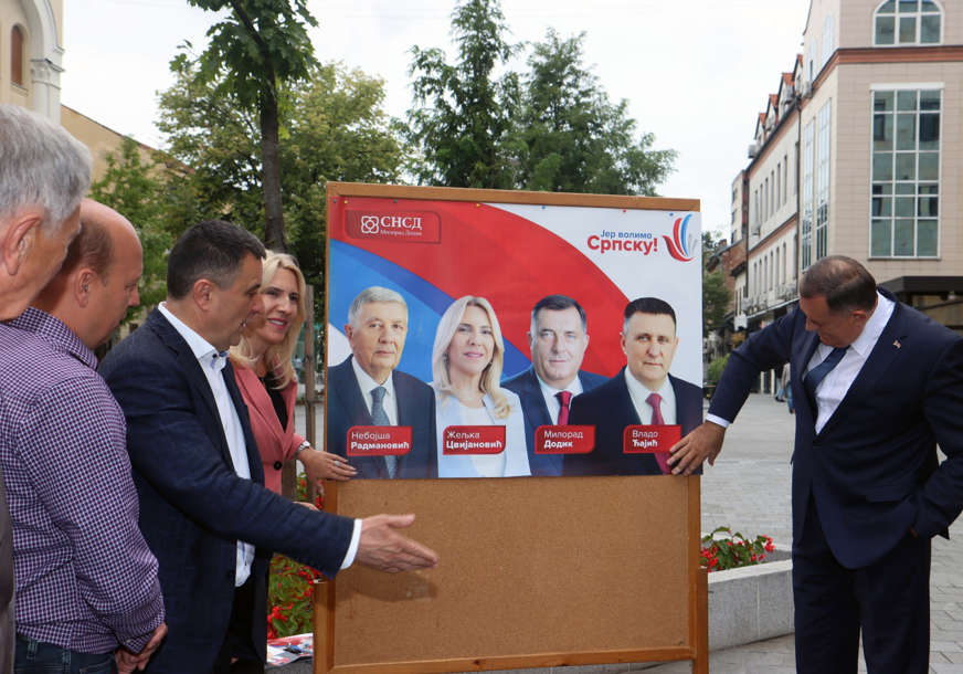 "Ne foliramo, ne blefiramo, krećemo ka pobjedi" SNSD započeo kampanju u Banjaluci, Cvijanovićeva i Dodik zalijepili prvi plakat (FOTO)