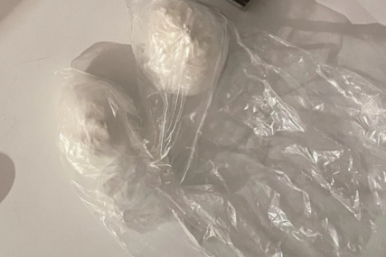 Uhapšena dvojica dilera i kupac: Policija zaplijenila 200 grama kokaina