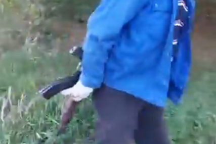 FEJSBUK IH SKUPO KOŠTAO Snimio komšiju kako nosi automatsku pušku, pa i on dobio kaznu (VIDEO, FOTO)
