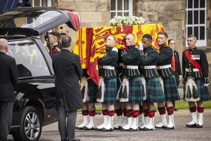 Kralj Čarls predvodio kolonu: Kovčeg kraljice Elizabete prebačen u Katedralu Svetog Džajlsa u Edinburgu