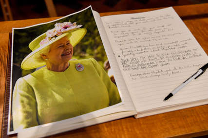 POSLJEDNJE PUTOVANJE Kovčeg sa tijelom kraljice Elizabete krenuo na put do Edinburga, građani joj odaju poštu