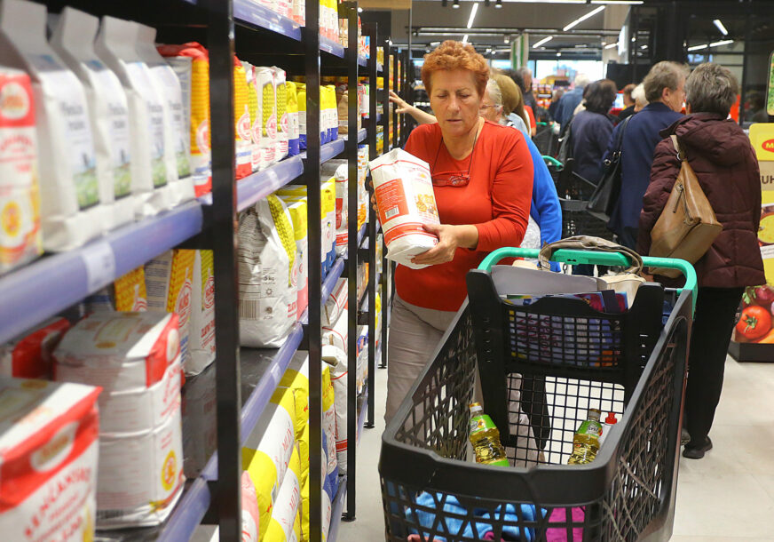 kupac drži vreću brašna u trgovini