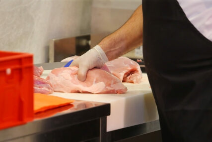 Pazite dobro kad kupujete meso: Ovo su 3 najčešća trika pomoću kojih mesari varaju kupce
