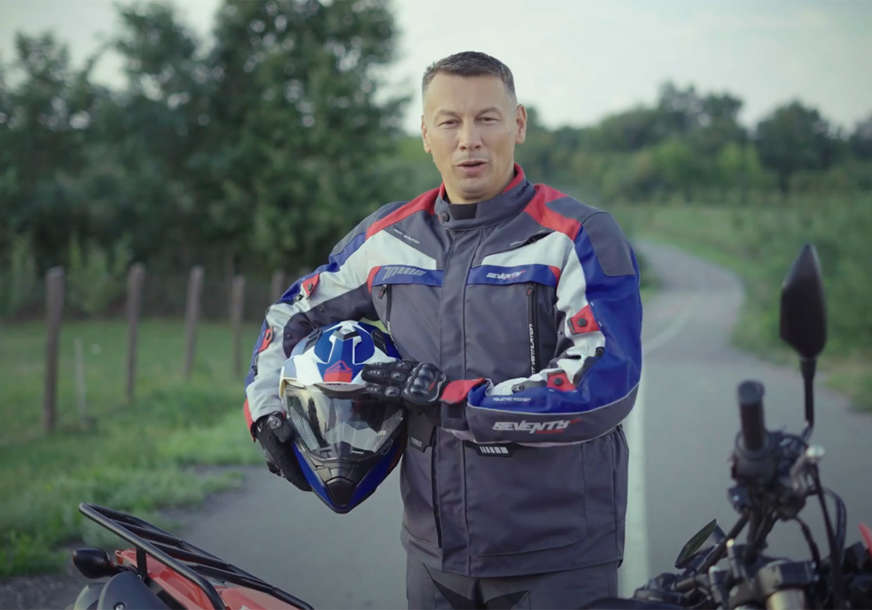 Nešić kao Valentino Rosi: U novom spotu vozi motocikl, POGLEDAJTE KOGA PRETIČE (VIDEO)