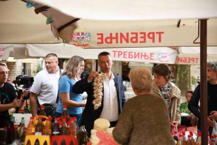 "Treći put je put rasta penzija i smanjenja tenzija" Nešić razgovarao sa Trebinjcima na pijaci (FOTO)