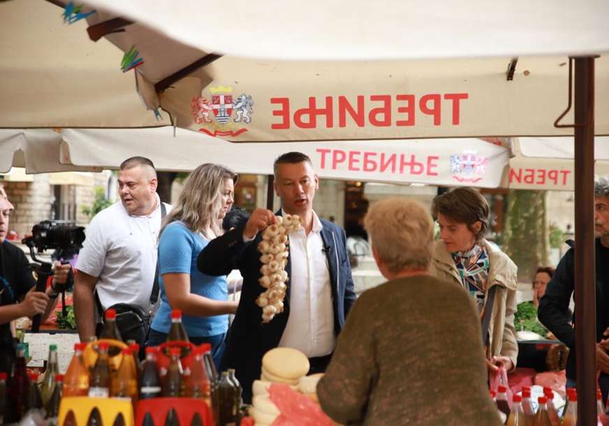 "Treći put je put rasta penzija i smanjenja tenzija" Nešić razgovarao sa Trebinjcima na pijaci (FOTO)