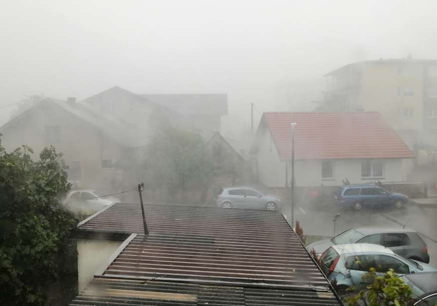 Oluja u Gradiški: Vjetar i kiša nose sve pred sobom (VIDEO)