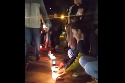 SLUČAJ ŠOKIRAO BiH Na trgu u Mostaru građani pale svijeće i traže pravdu za stradalu porodicu Krstić (VIDEO)