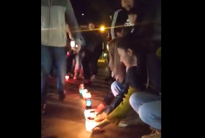 SLUČAJ ŠOKIRAO BiH Na trgu u Mostaru građani pale svijeće i traže pravdu za stradalu porodicu Krstić (VIDEO)