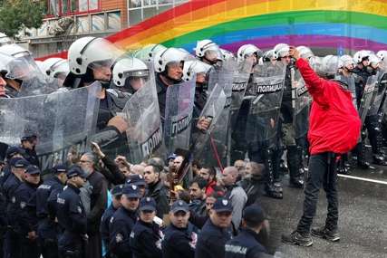 NAPETO U BEOGRADU Sukobi između učesnika Parade ponosa i litija, napadnuta i policija (VIDEO, FOTO)