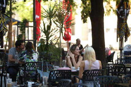 Šetalište uređeno, bašte privlače sugrađane: Mnogi jedva dočekali da popiju kafu u "parkiću" (FOTO)