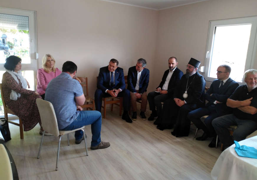 Oštećena im kuća u zemljotresu: Dodik i Cvijanovićeva posjetili porodicu kod Petrinje