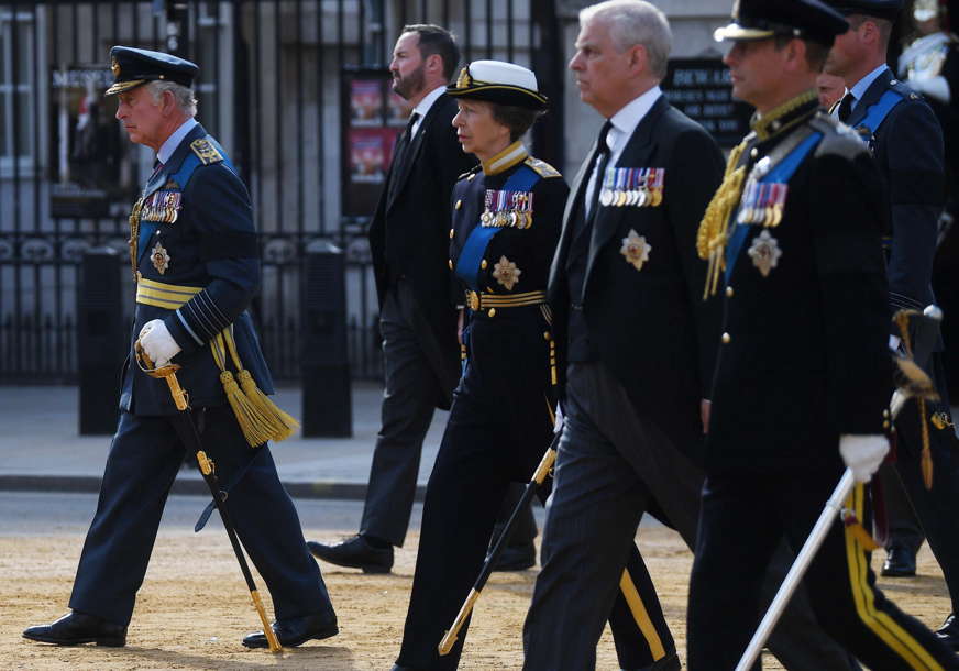 OSRAMOĆENI PRINC Nedostojan da nosi uniformu  prije sahrane kraljice