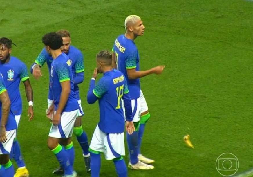 RASIZAM U PARIZU Rišarlisonu bacili bananu nakon što je postigao gol (VIDEO, FOTO)