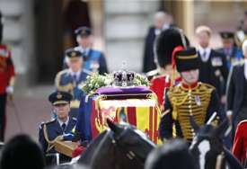 Uzrok smrti nije objavljen: Vojnik koji je čuvao kovčeg kraljice Elizabete II nađen mrtav (FOTO)