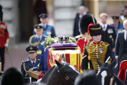 Uzrok smrti nije objavljen: Vojnik koji je čuvao kovčeg kraljice Elizabete II nađen mrtav (FOTO)