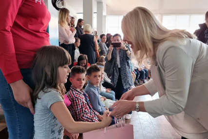 "Djeca su ukras svijeta" Predsjednica Srpske zaplesala i zapjevala s učenicima u Šekovićima (VIDEO)