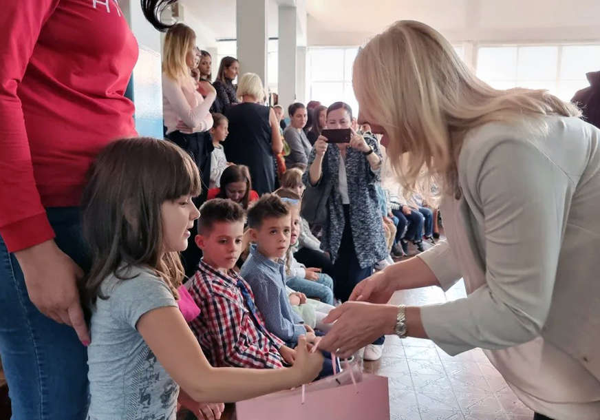 "Djeca su ukras svijeta" Predsjednica Srpske zaplesala i zapjevala s učenicima u Šekovićima (VIDEO)