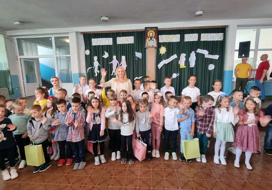 Poželjela djeci uspješan početak: Cvijanovićeva posjetila školu u Šekovićima (FOTO)