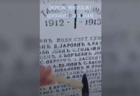 Urinirali i lupali čekićem: Vandali oštetili spomenik srpskim borcima u Tirani (VIDEO)