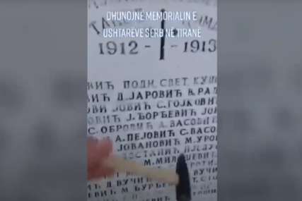 Urinirali i lupali čekićem: Vandali oštetili spomenik srpskim borcima u Tirani (VIDEO)
